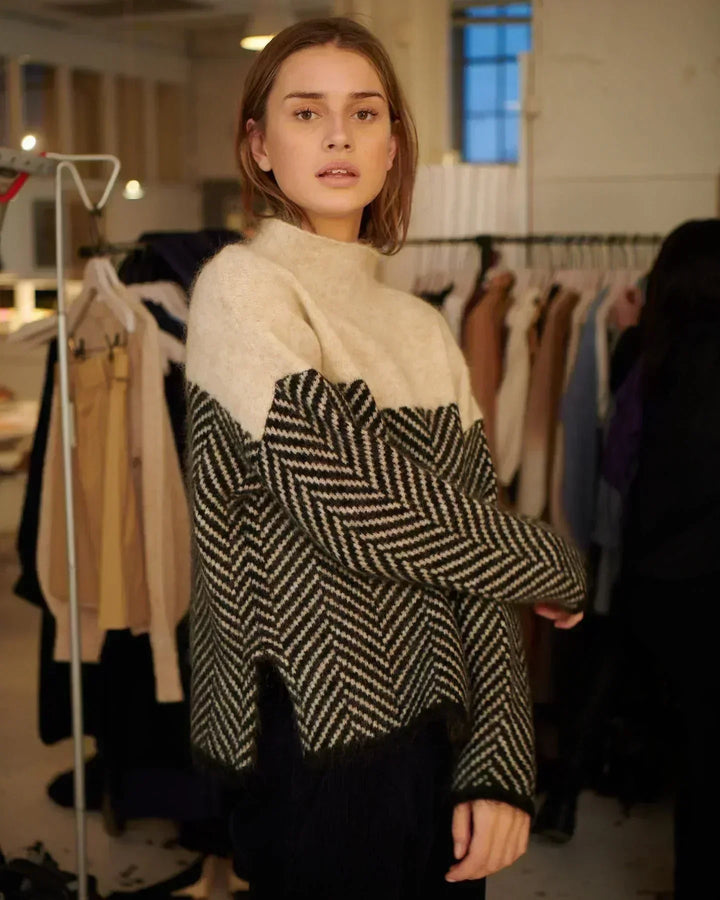 COURTNEY – HIGH-NECK PATTERNED SWEATER